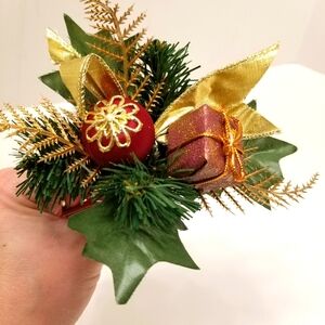 Red Gift Package & Ornament Pincone Evergreen Bunch Christmas Thanksgiving